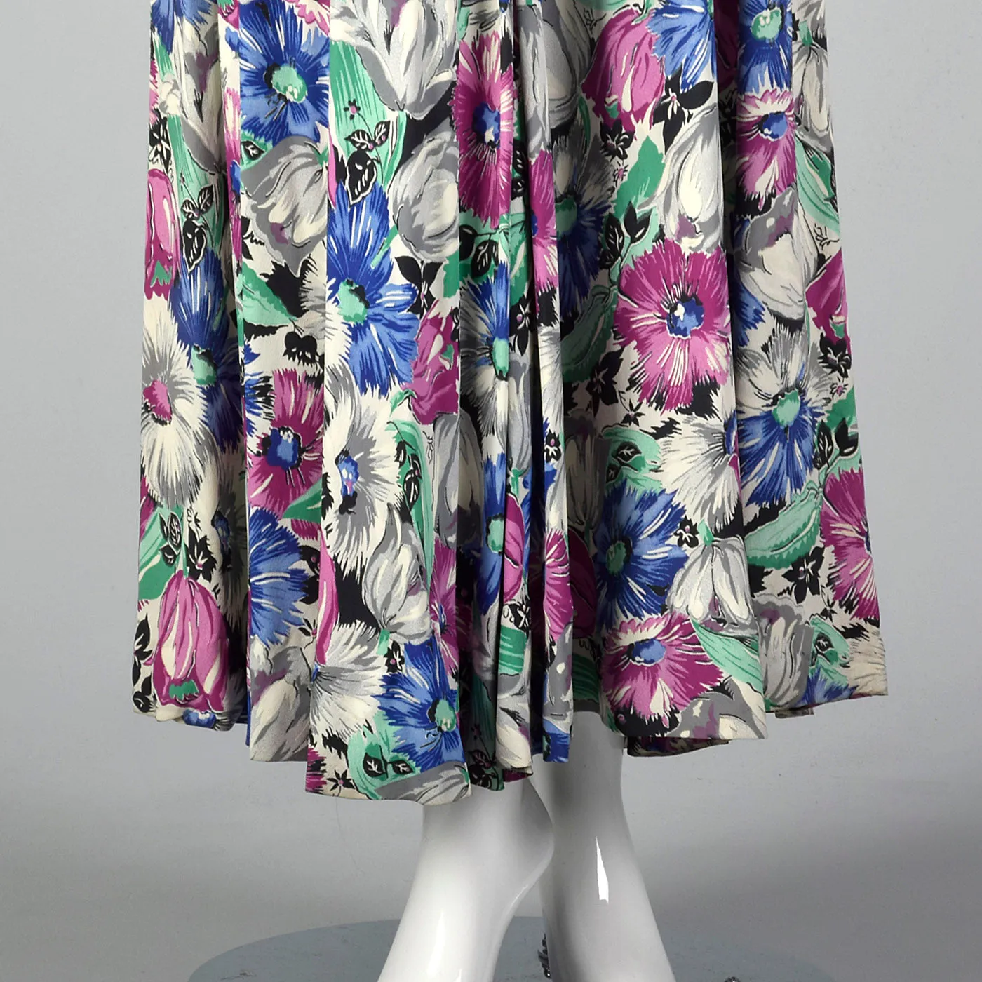 1940s Gorgeous Floral Print Rayon Dress