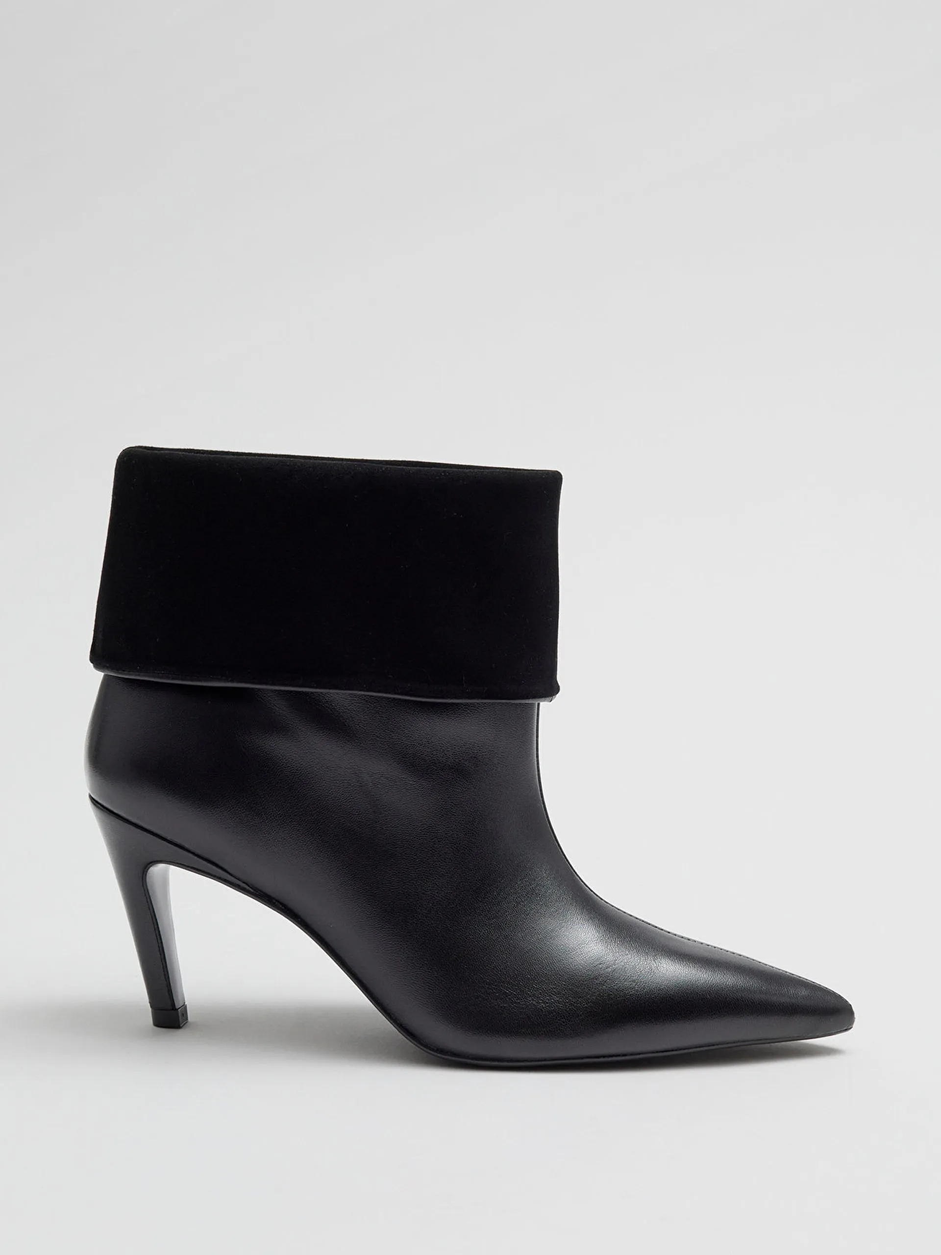 Fold-over shafts ankle boots